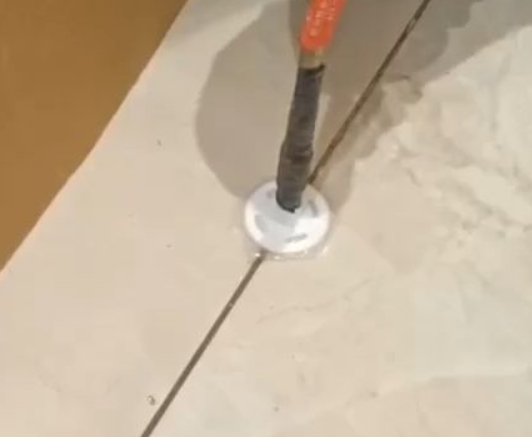 西林瓷砖空鼓维修公司专业解答瓷砖在铺贴过程中，如果没有涂抹均匀到位的粘结材料（如水泥砂浆或瓷砖胶），可能会导致以下问题