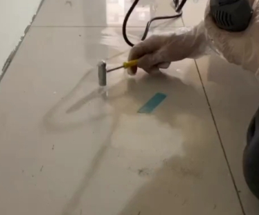西林瓷砖开裂维修公司专业分享瓷砖在铺贴前如果没有沥干水分，将会导致以下问题
