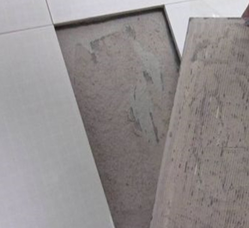 西林瓷砖空鼓维修公司分享瓷砖铺贴时如果打浆（即涂抹在瓷砖背面和基层上的砂浆或瓷砖胶）过少，会带来以下问题